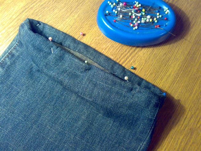 Портите изделие. Подшить джинсы цветной тканью. Подшить джинсы вышивкой. Отстрачиваем джинсы. Подшить джинсы с отворотом.
